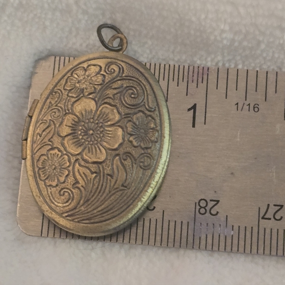 Vintage Brass Floral Locket Necklace Oval Treasure Photo Pendant - Picture 7 of 9